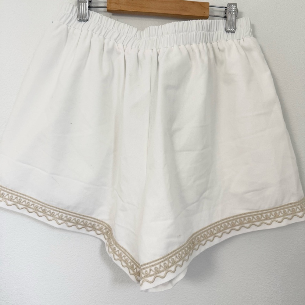 White High-Waist Embroidered Women’s Shorts with Beige Trim - Picture 2 of 9